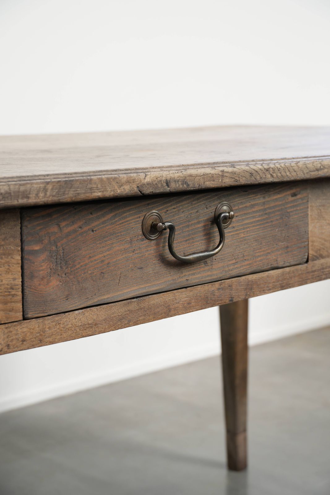 Meubels Antieke Franse eettafel van vergrijsd eikenhout voor 6 tot 8 personen, met broodlade en mooie patina. photo