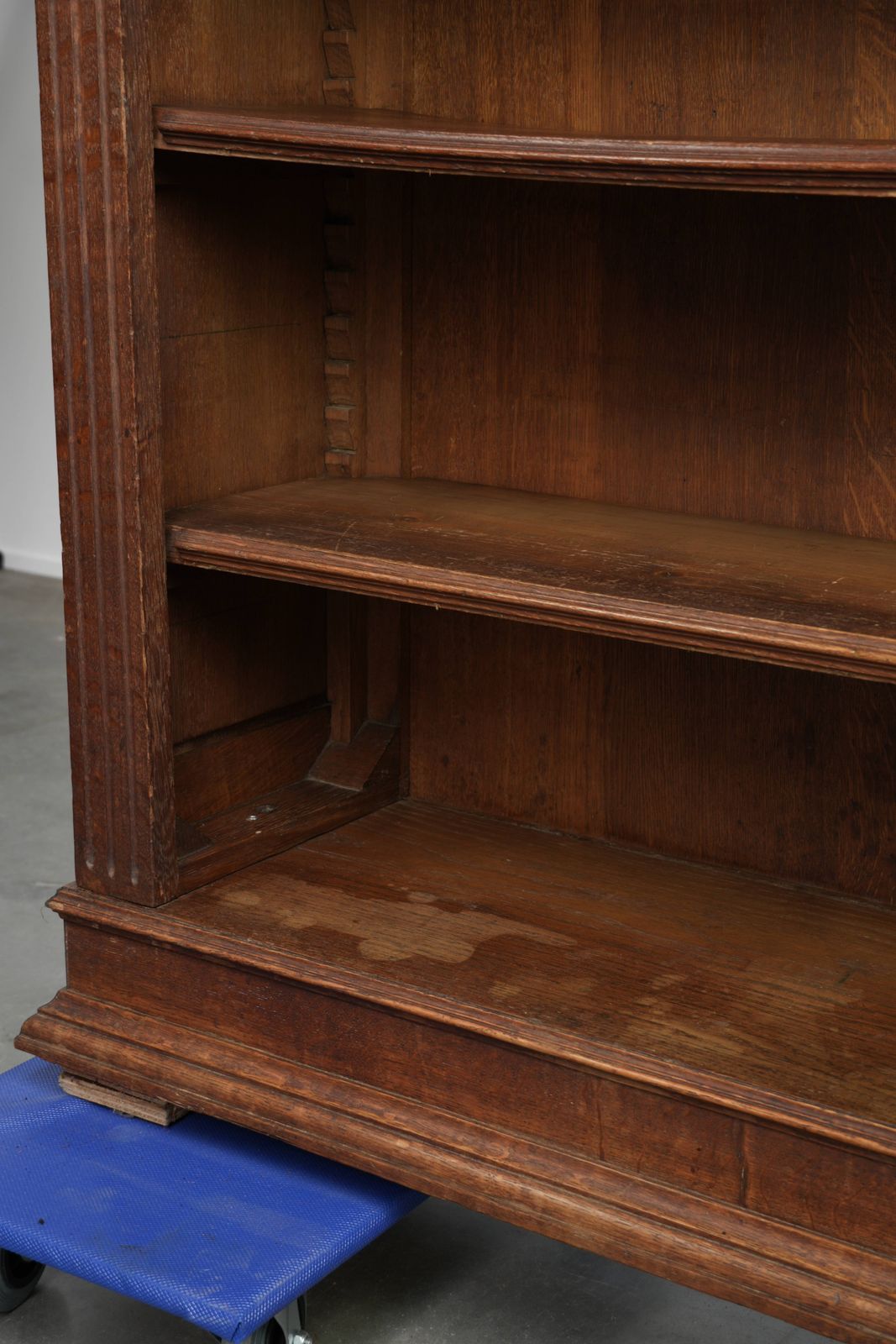 photo furniture Grote antieke Nederlandse eiken boekenkast, begin 20e eeuw, met elegante details