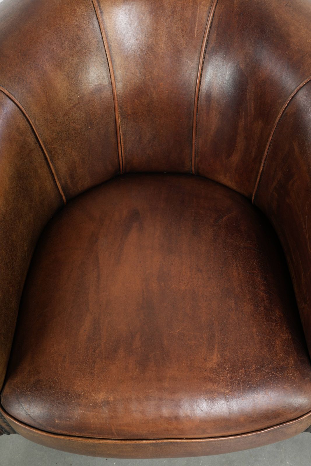 Stevige en karaktervolle clubfauteuil in schapenleer met een mooie patina, afgewerkt met decoratieve nagels. photo vinterior