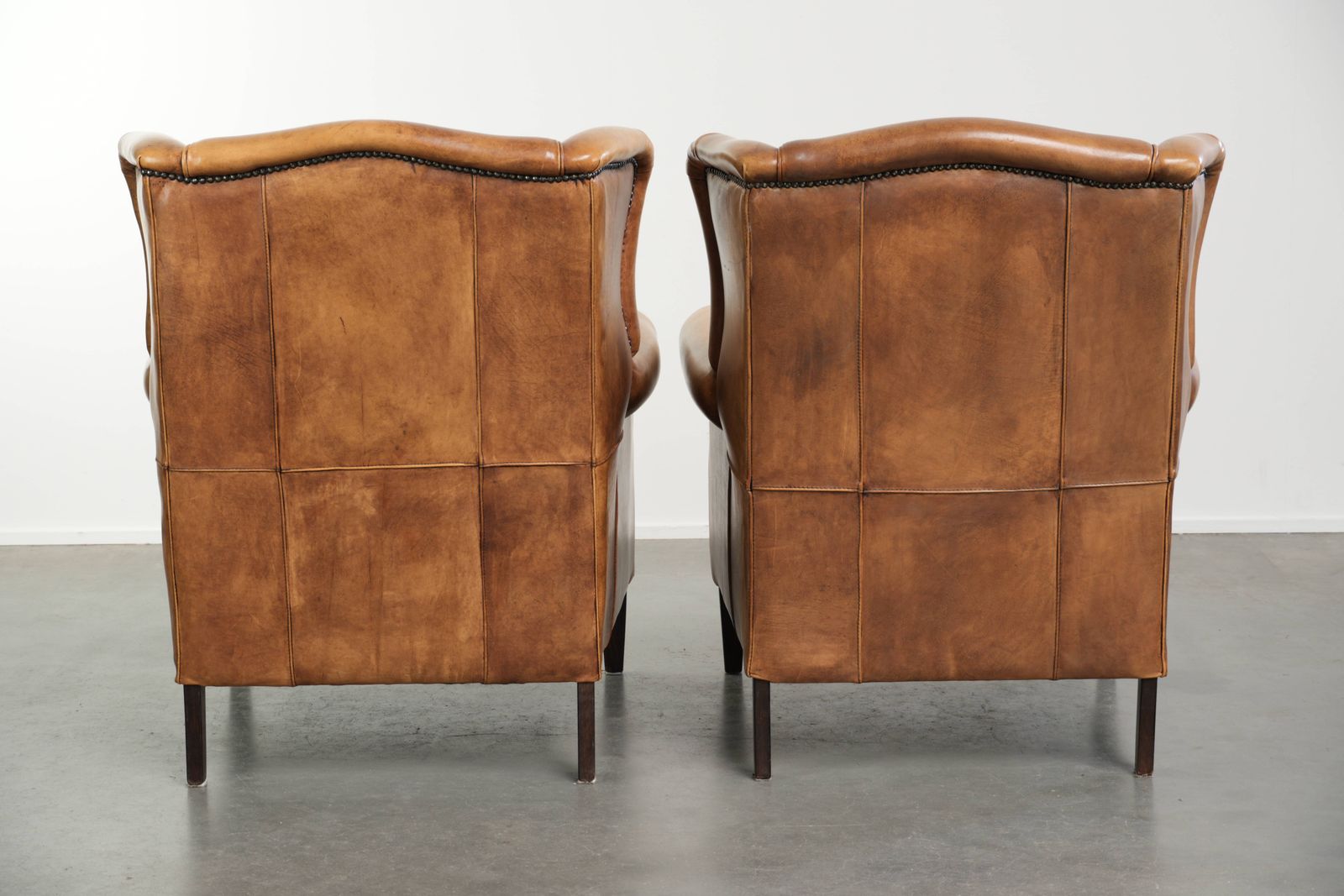 Set van twee lichte cowhide oorfauteuils met een tijdloze Engelse uitstraling en goed zitcomfort photo for sale