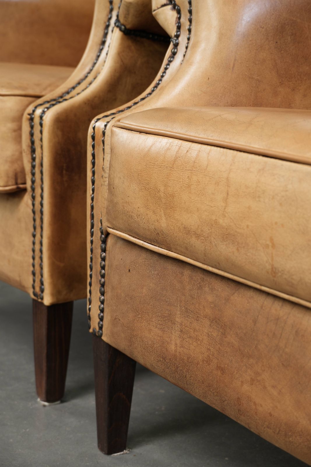 photo buy Set van twee lichte cowhide oorfauteuils met een tijdloze Engelse uitstraling en goed zitcomfort