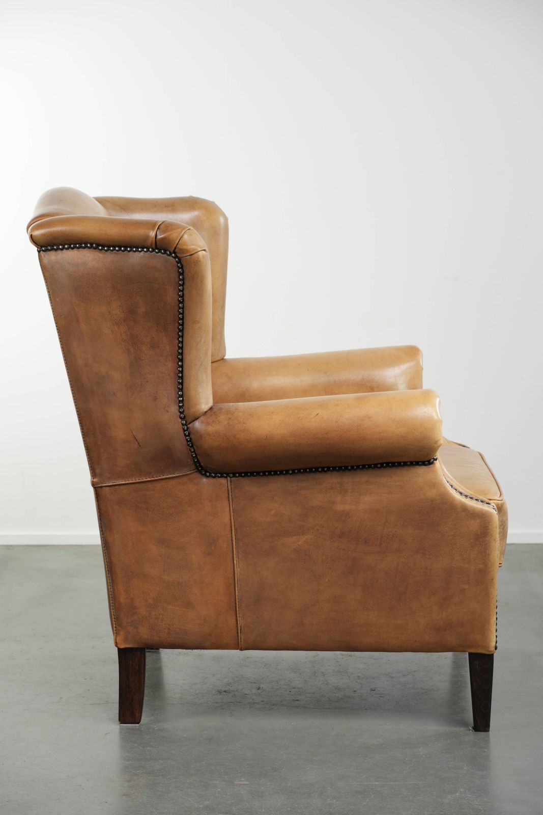 Lichte Koeienhuid Vleugelfauteuil Met Tijdloze Engelse Uitstraling En Goed Zitcomfort photo for sale