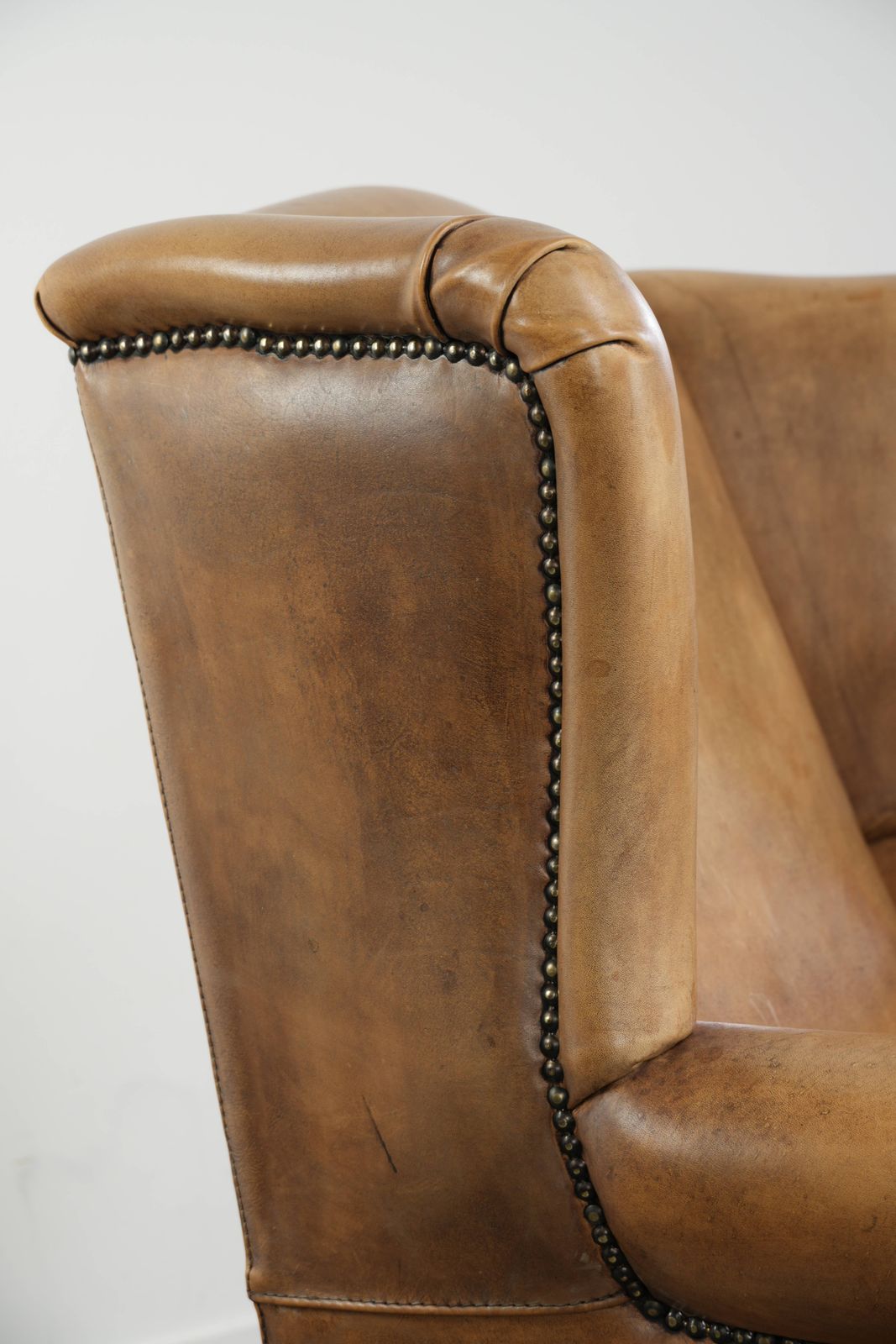 921.0 Lichte Koeienhuid Vleugelfauteuil Met Tijdloze Engelse Uitstraling En Goed Zitcomfort photo