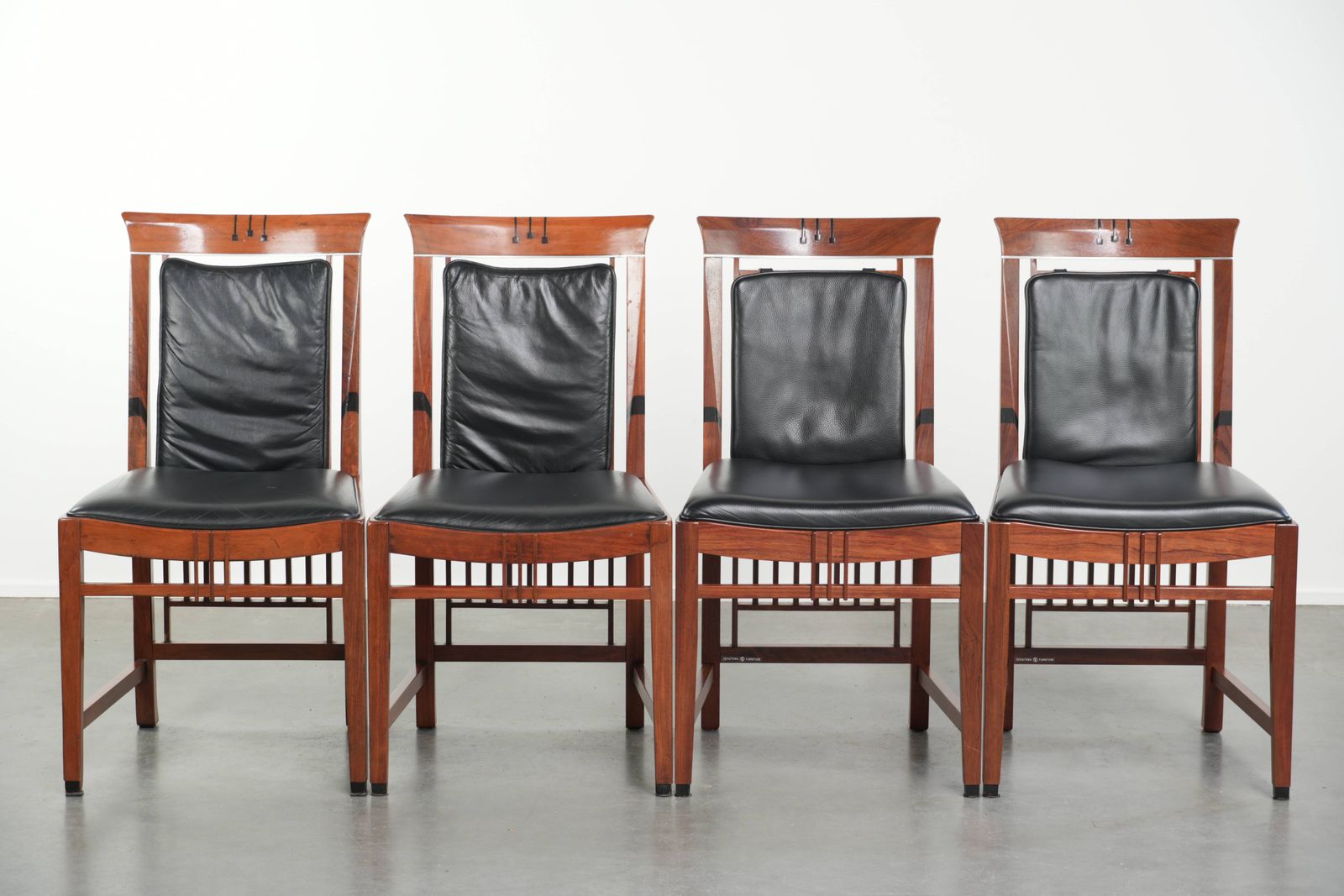 Elegante set van vier art deco eetkamerstoelen in zwart koeienhuidleer en hout photo furniture