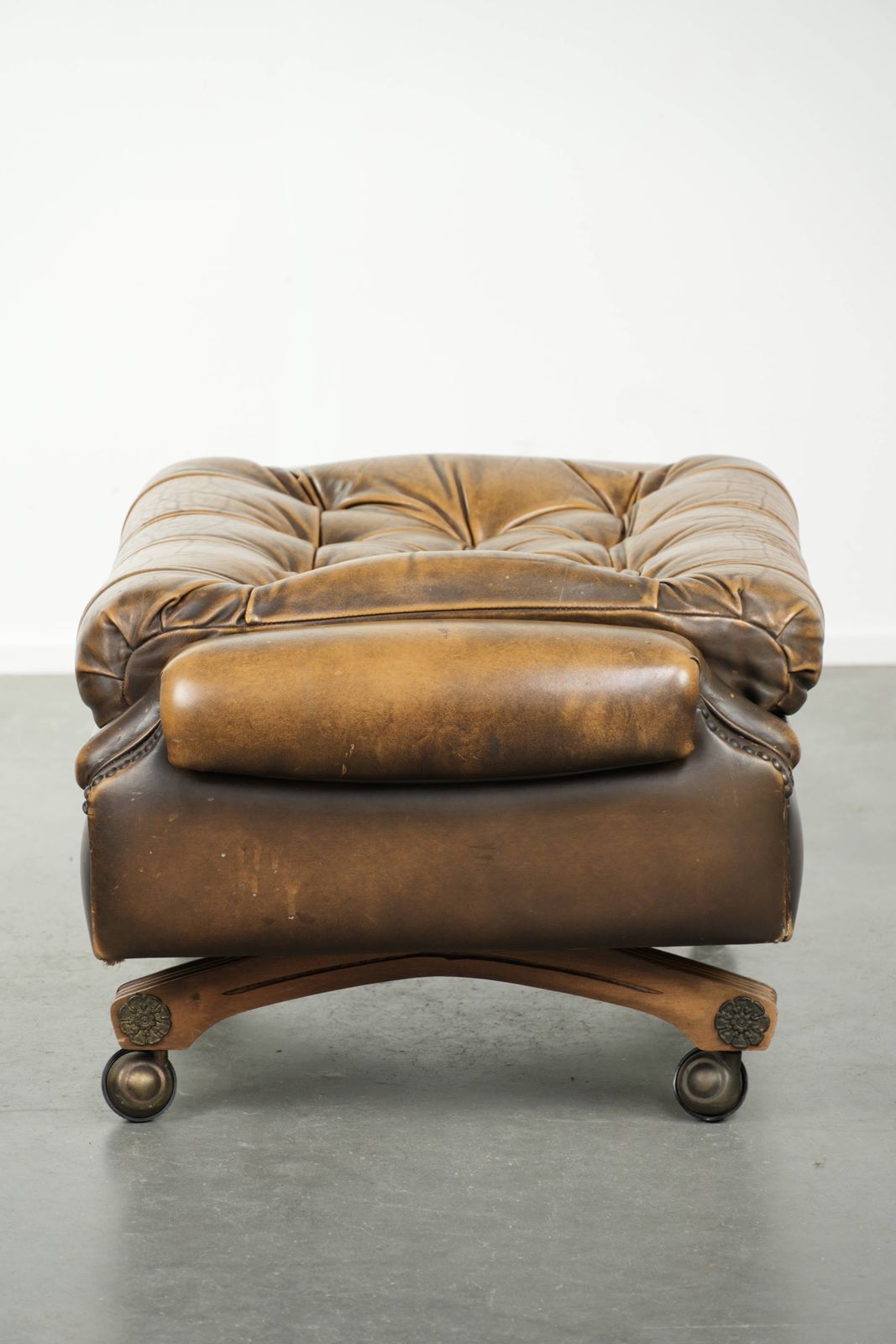 Unieke en elegante Engelse Chesterfield ottoman in koeienhuidleer op wieltjes, afgewerkt met decoratieve nagels. photo for sale