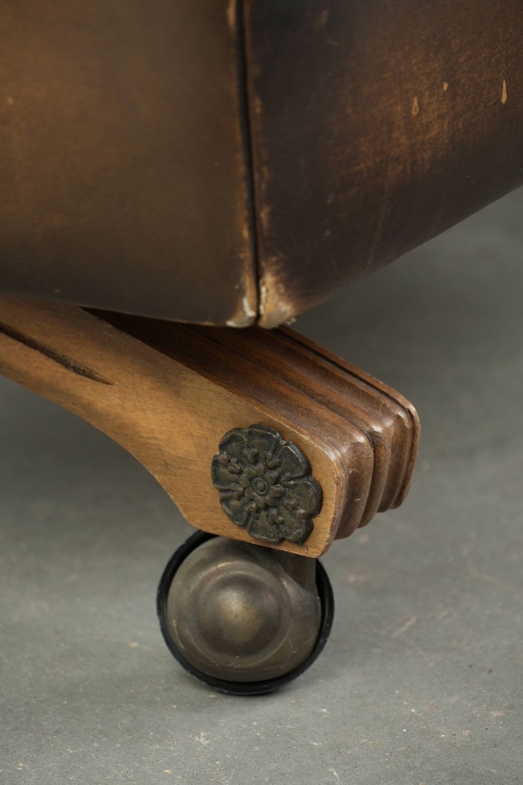 photo furniture Unieke en elegante Engelse Chesterfield ottoman in koeienhuidleer op wieltjes, afgewerkt met decoratieve nagels.