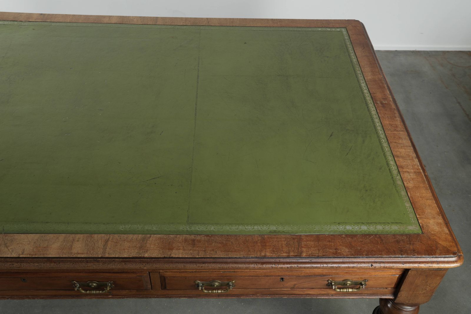 Antiek Engels schrijfbureau, partnerbureau op wielen met 6 lades en groen lederen blad, 19e eeuw photo vintage