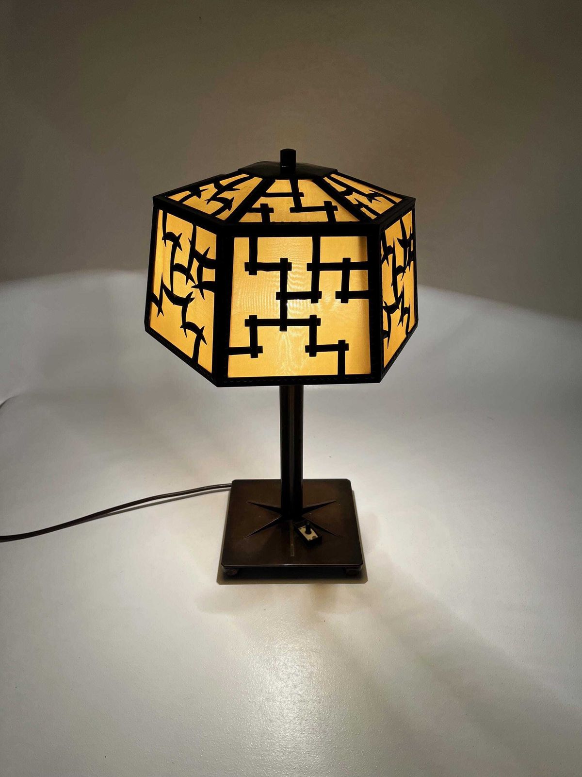 photo furniture Grande lampe de bureau Bauhaus Art déco, style avant-garde cubiste, Allemagne, vers 1925