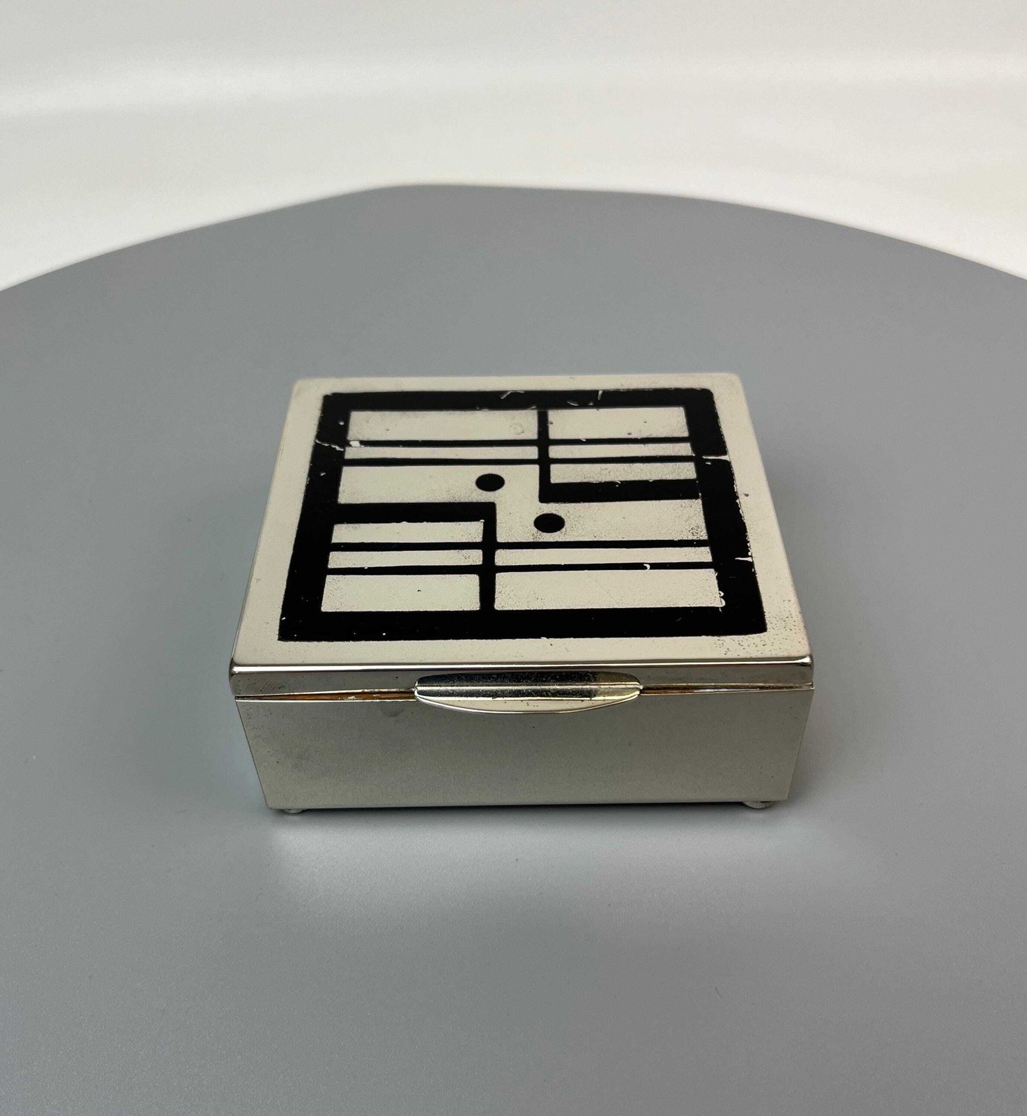 Zeldzaam klein cubistisch suprematistisch geëmailleerd Bauhaus art deco sieradendoosje Duitsland 1925 photo for sale