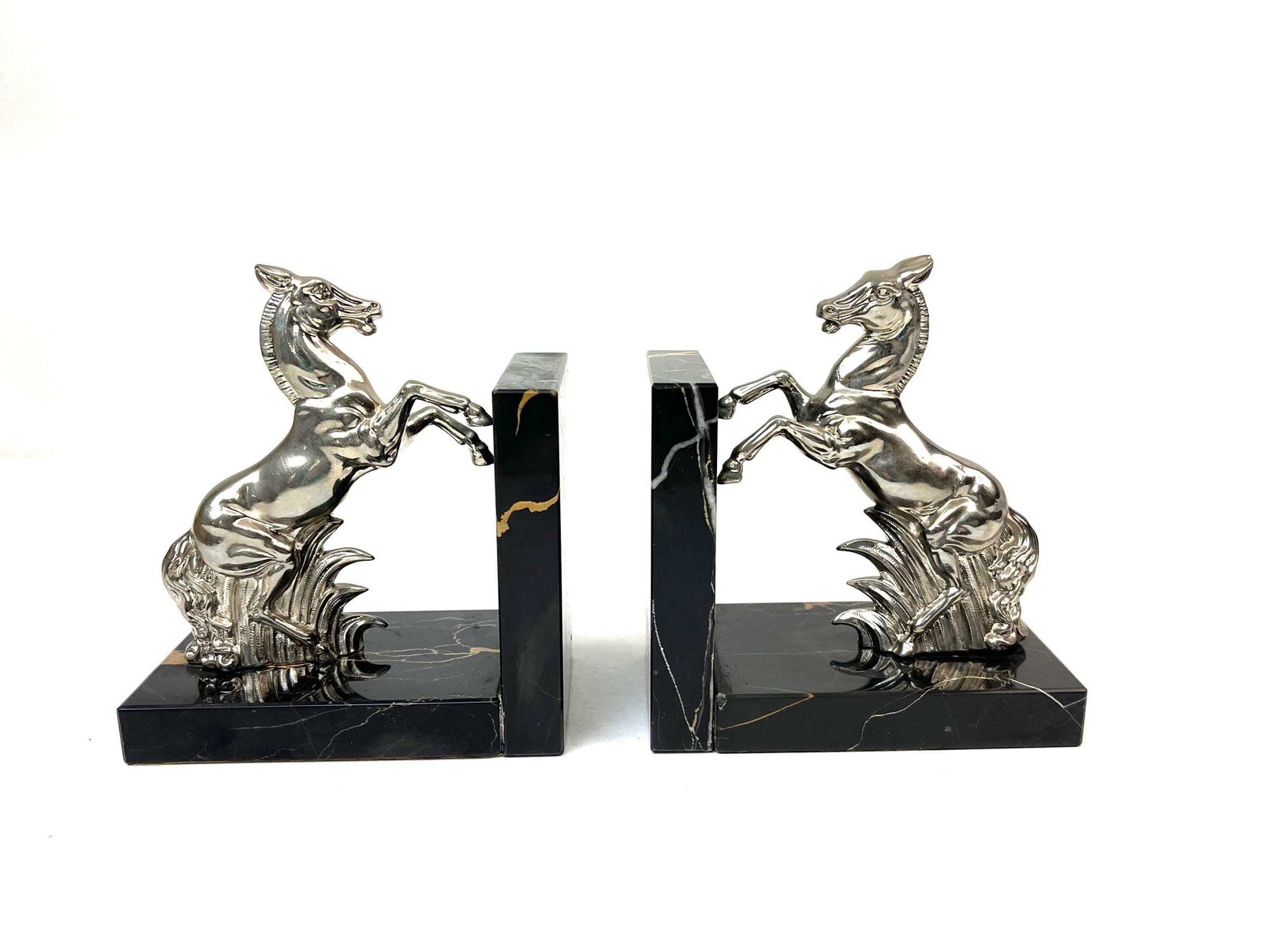 Serre-livres Art déco en métal chromé sur marbre Portoro, motif équestre