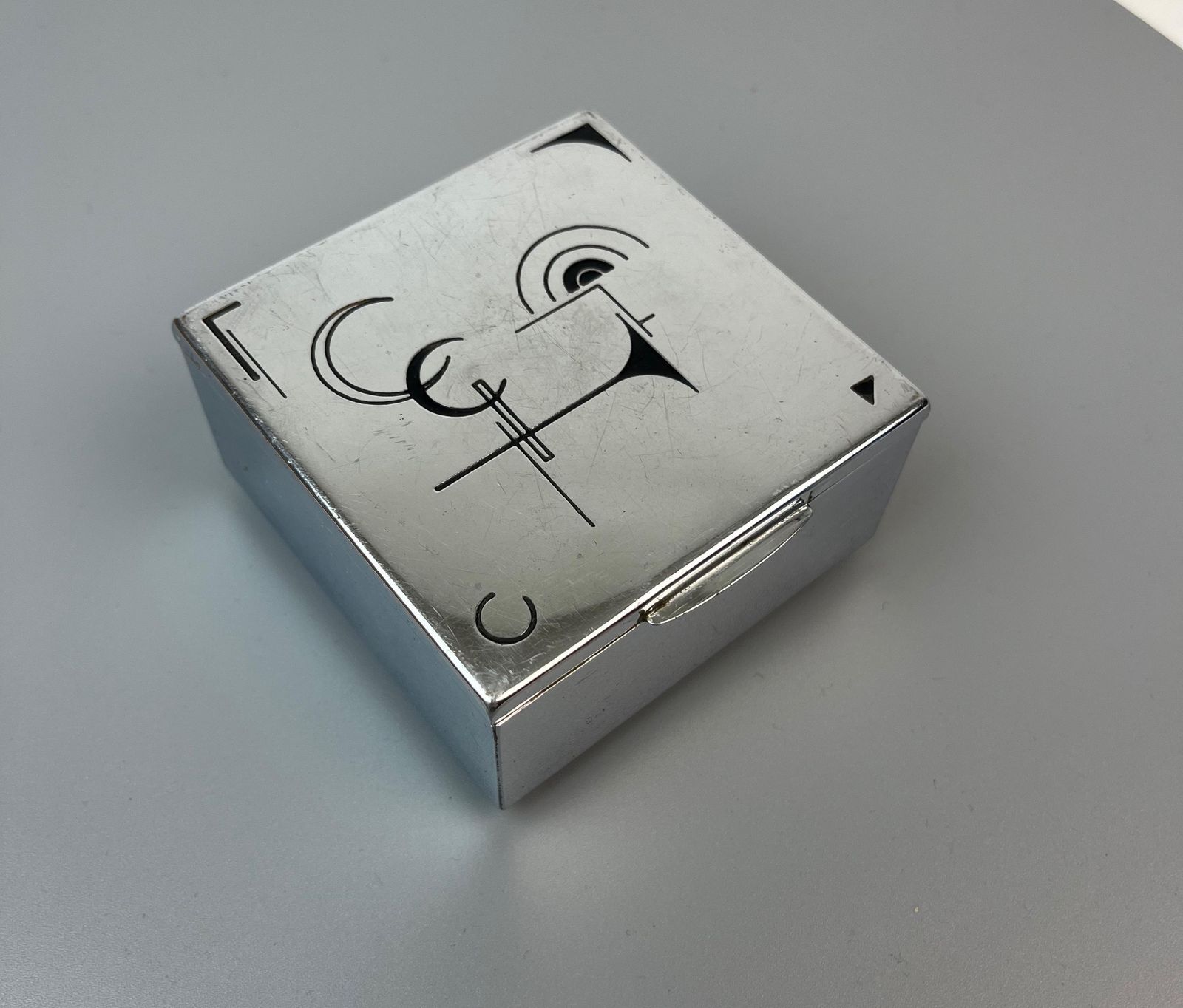 Rare petite boîte à bijoux en émail cubiste suprématiste, chrome, Art déco, Bauhaus, Allemagne, 1930 photo furniture