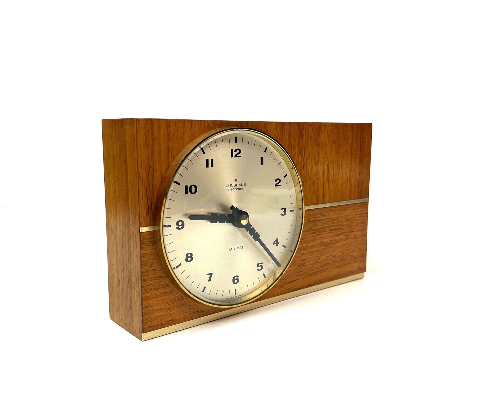 Horloge de bureau mid-century en teck et laiton, Junghans Ato Mat, Allemagne, 1960