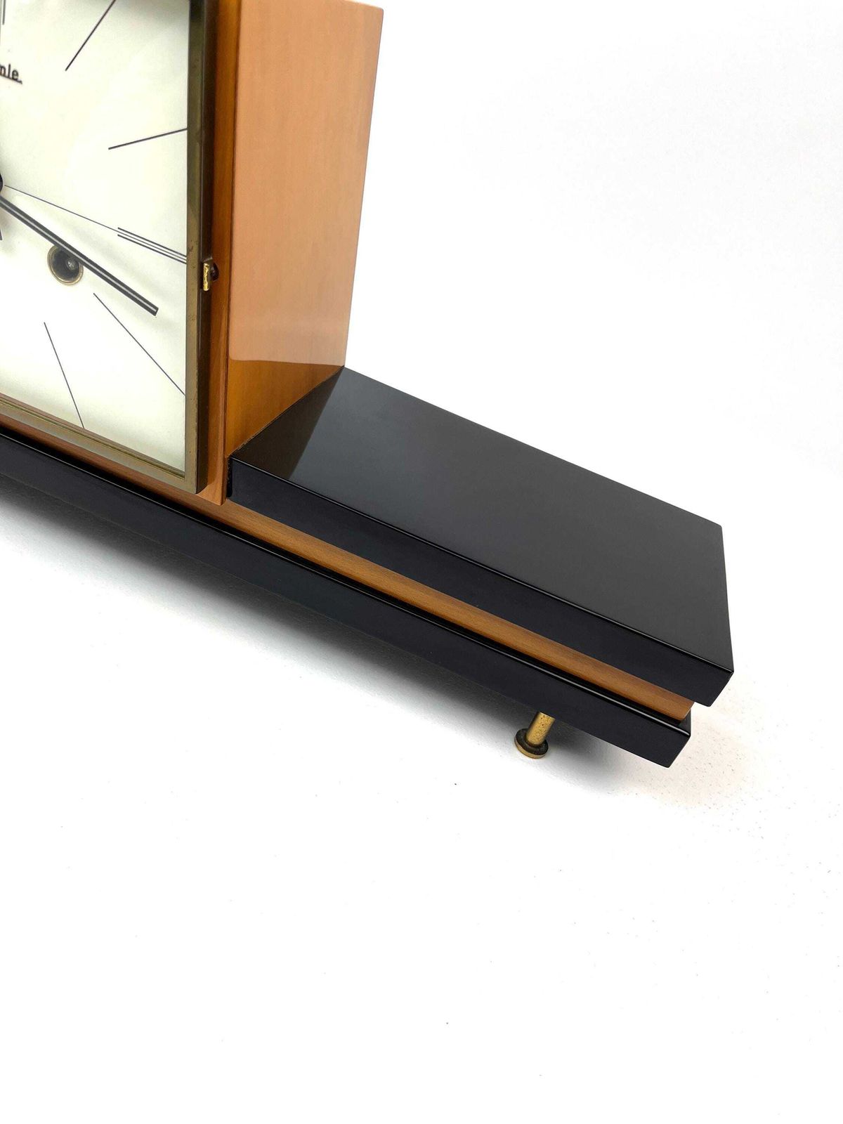 Zeer zeldzame grote Hermle mid-century teakhouten minimalistische schoorsteen- en bureauklok photo Woonaccessoires