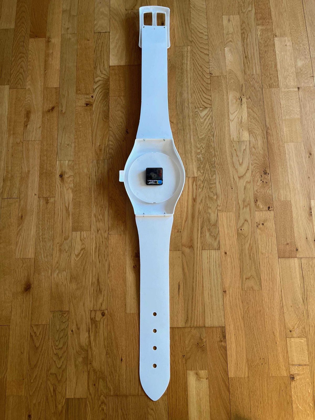 Zeldzame postmoderne jaren 80 witte xl Memphis wandklok in polshorloge-vorm photo 431.0