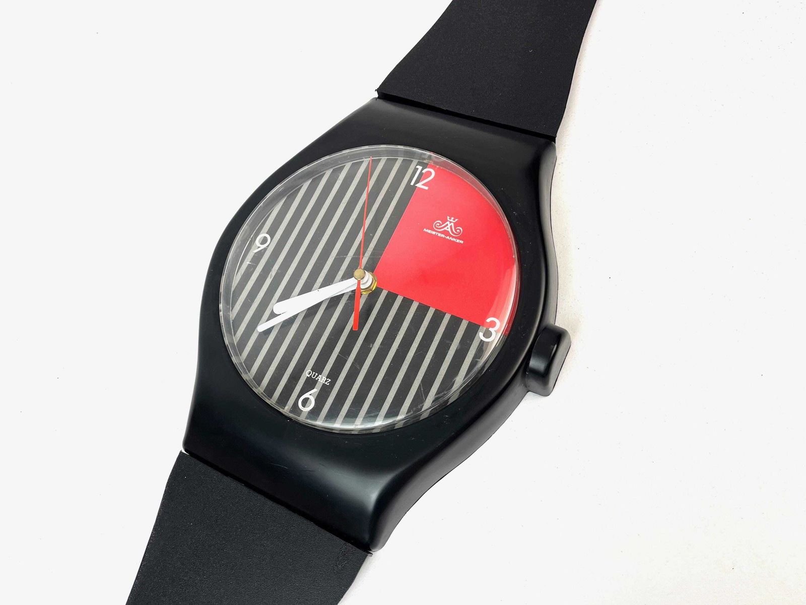 Zeldzame postmodern jaren 80 XL Memphis wandklok in polshorlogevorm van Meister Anker