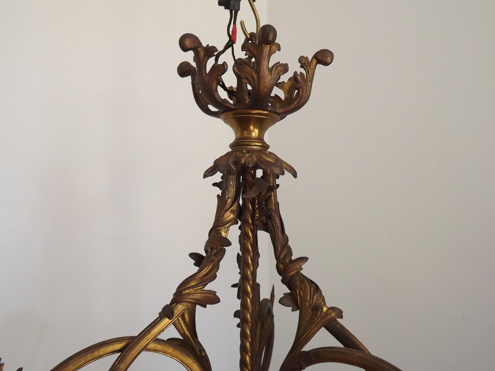 4-lichts Franse Art Nouveau Verguld Bronzen Kroonluchter Roze en Helder Glazen Bloemkappen photo vintage