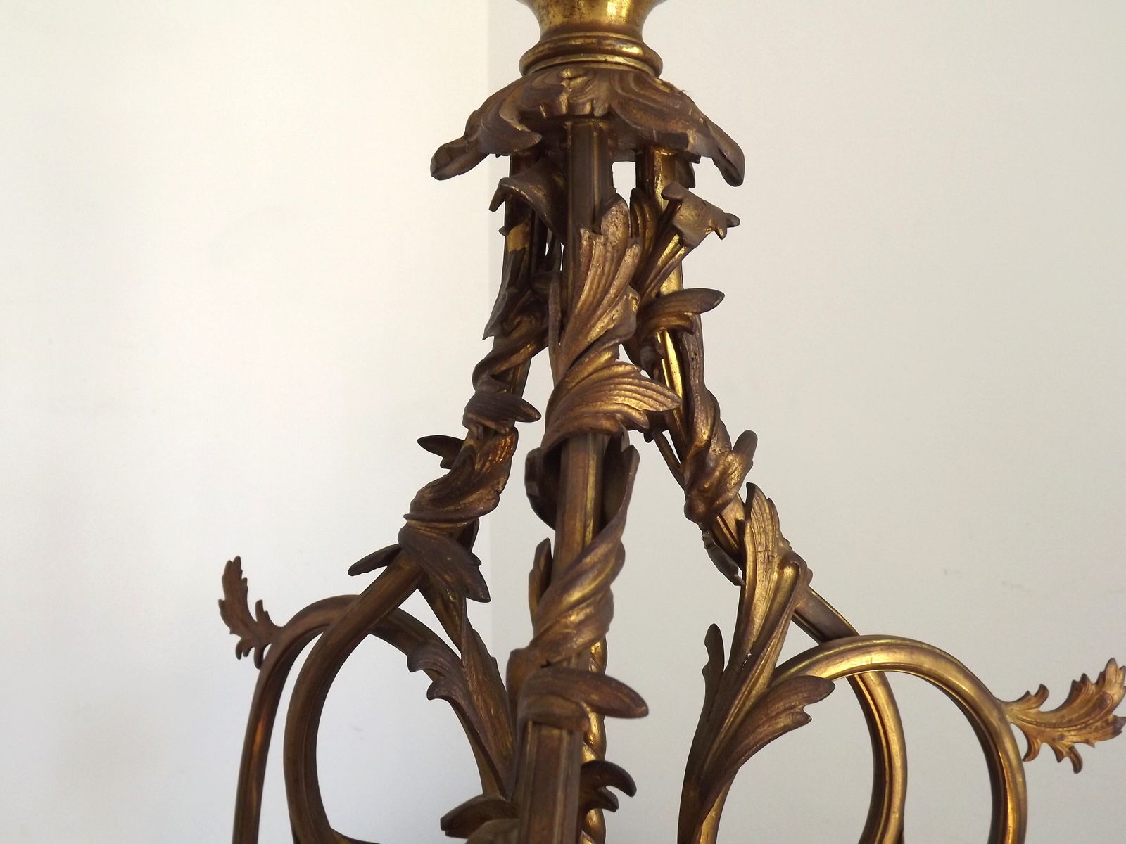 photo furniture 4-lichts Franse Art Nouveau Verguld Bronzen Kroonluchter Roze en Helder Glazen Bloemkappen