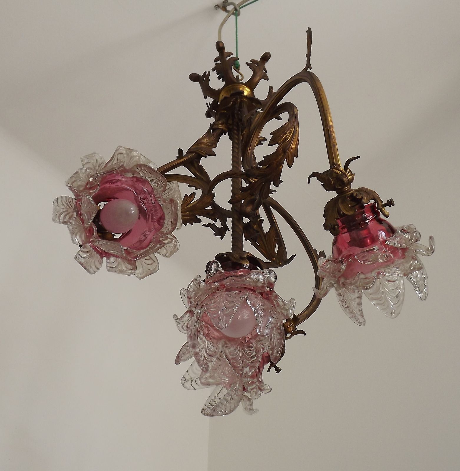 4-lichts Franse Art Nouveau Verguld Bronzen Kroonluchter Roze en Helder Glazen Bloemkappen photo furniture