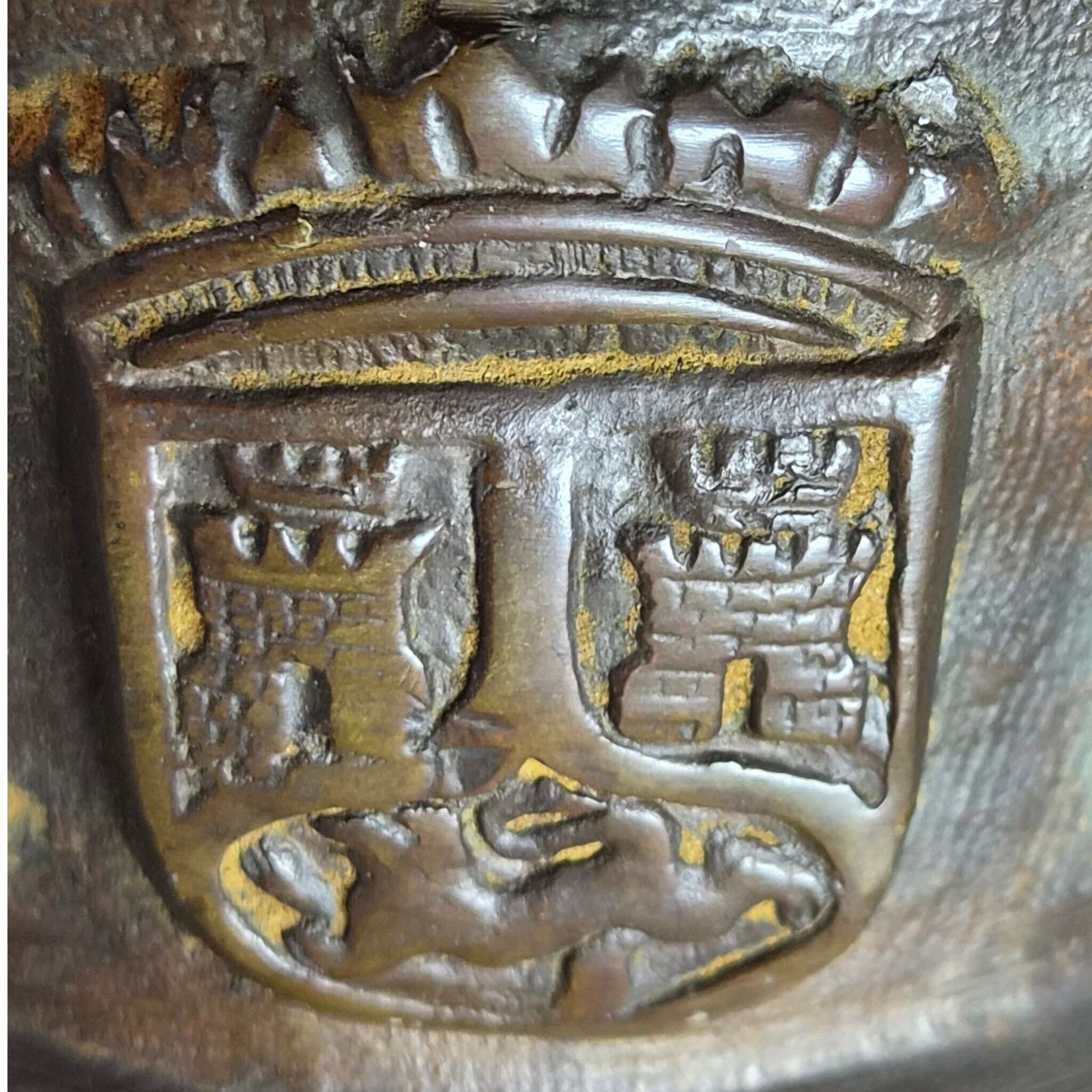 Spaanse gegoten bronzen apothekersvijzel met heraldiek van het Huis Enríquez, ca. 1650-1720 photo vinterior