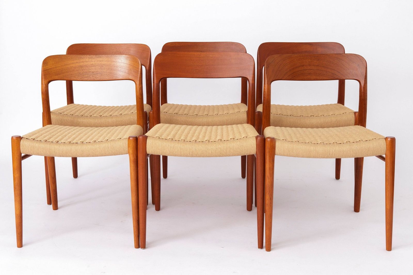 Grote set van 8 Niels Otto Møller teakhouten eetkamerstoelen, Model 75 (ca. jaren 1950), Deense papercord zittingen photo Meubels