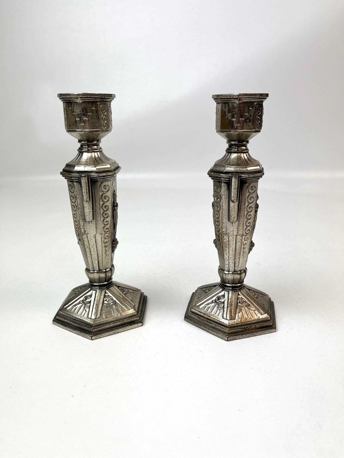 Antiek paar kleine Franse art deco chromen kerkkandelaars, kandelaarhouders, Heilige Maria photo vinterior