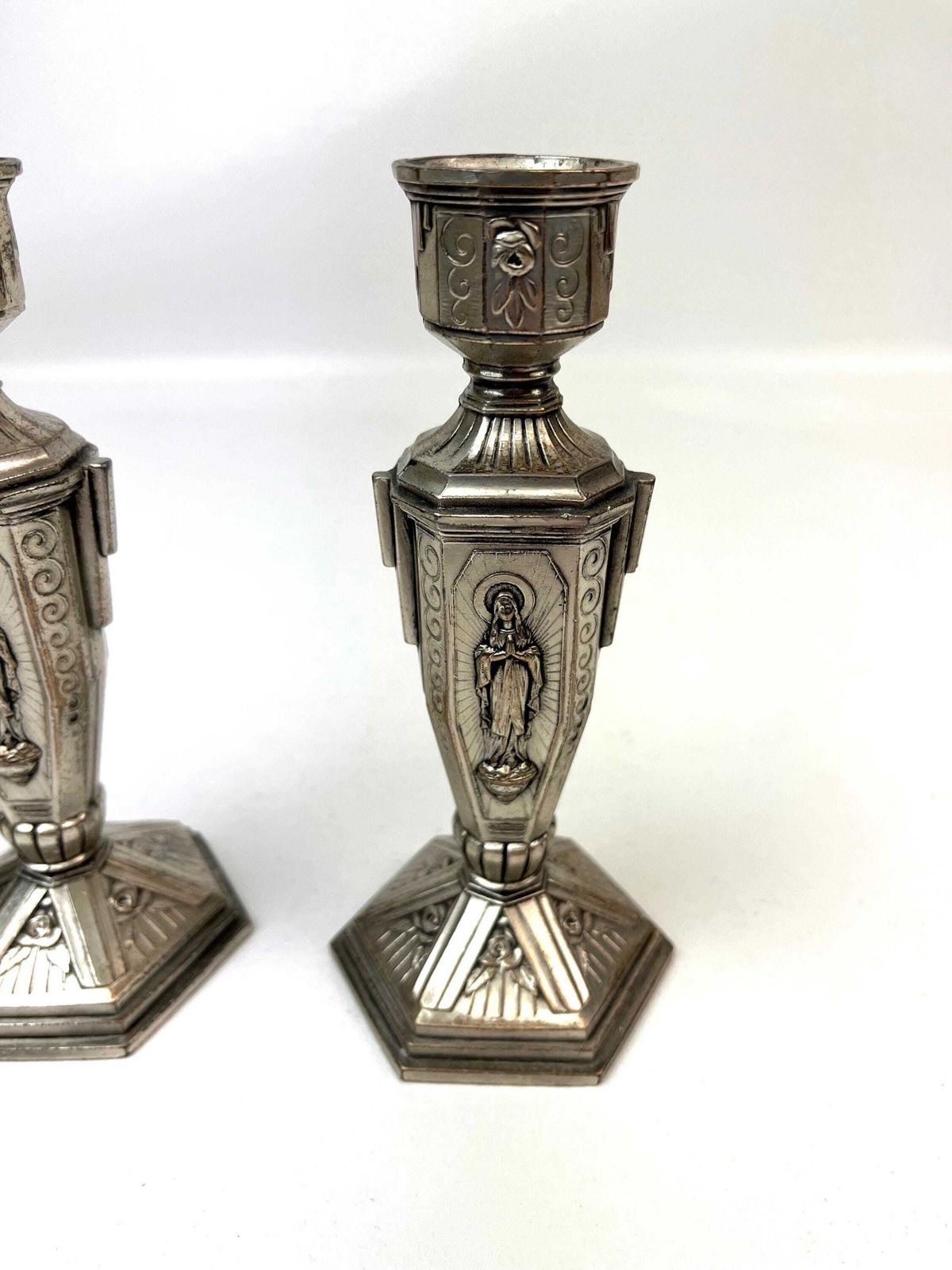 Antiek paar kleine Franse art deco chromen kerkkandelaars, kandelaarhouders, Heilige Maria photo buy