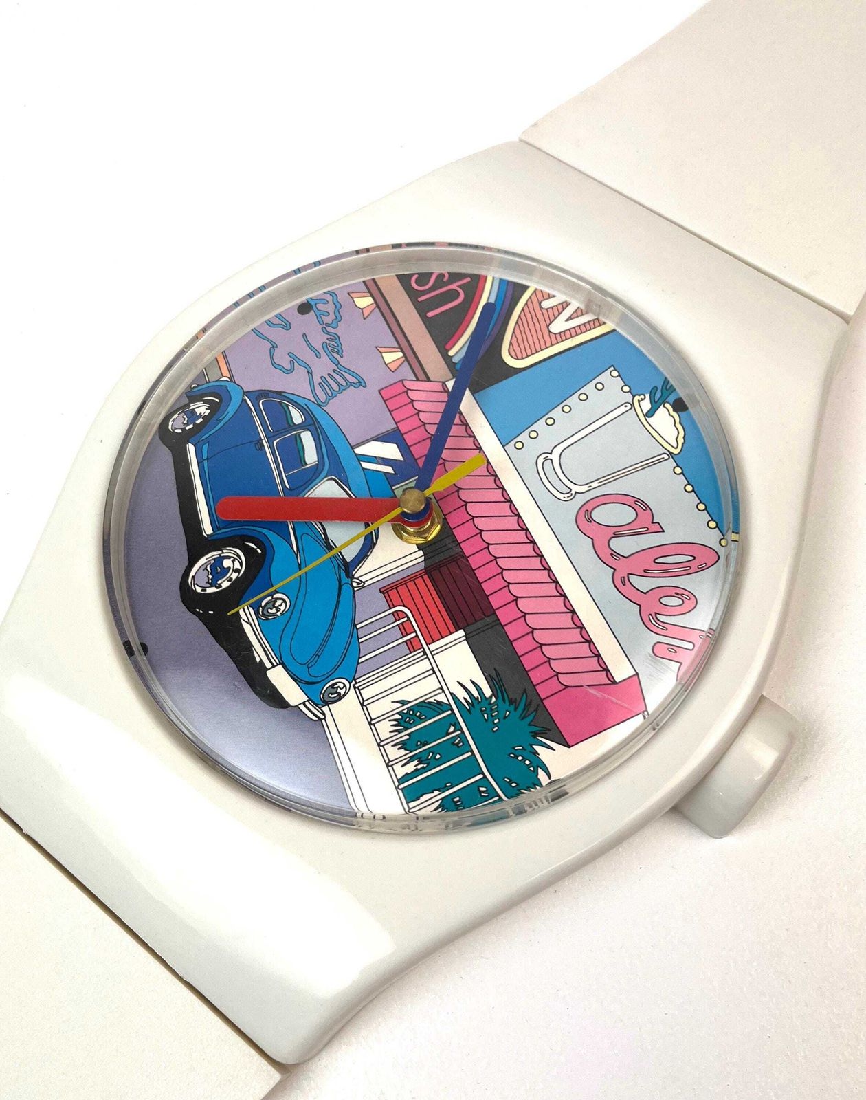 Zeldzame postmodern jaren '80 XL Memphis Pop Art wandklok, Kever auto in polshorloge vorm