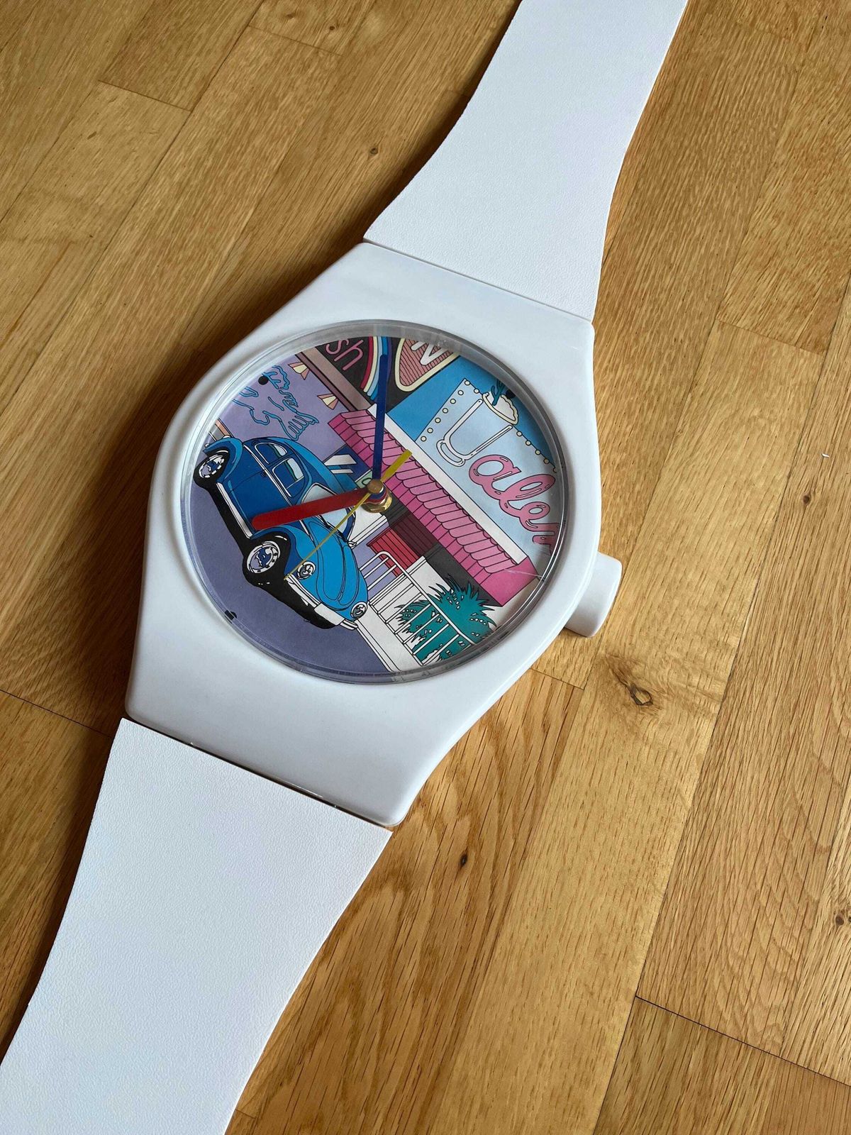 Zeldzame postmodern jaren '80 XL Memphis Pop Art wandklok, Kever auto in polshorloge vorm photo Woonaccessoires
