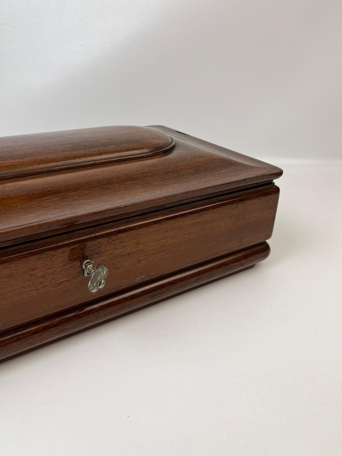 Indrukwekkende grote XL antieke art deco sieradendoos van kersenhout en wortelhout met slot en sleutel photo 742.0