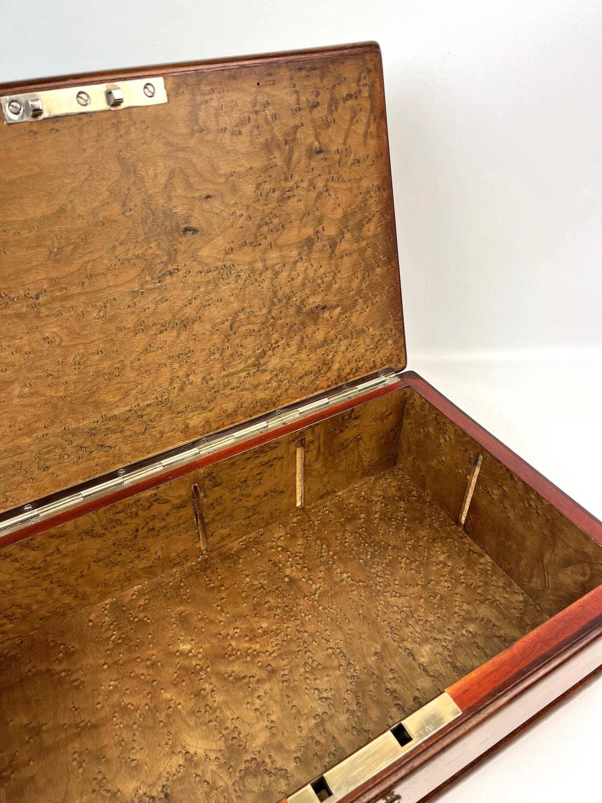Indrukwekkende grote XL antieke art deco sieradendoos van kersenhout en wortelhout met slot en sleutel photo vintage