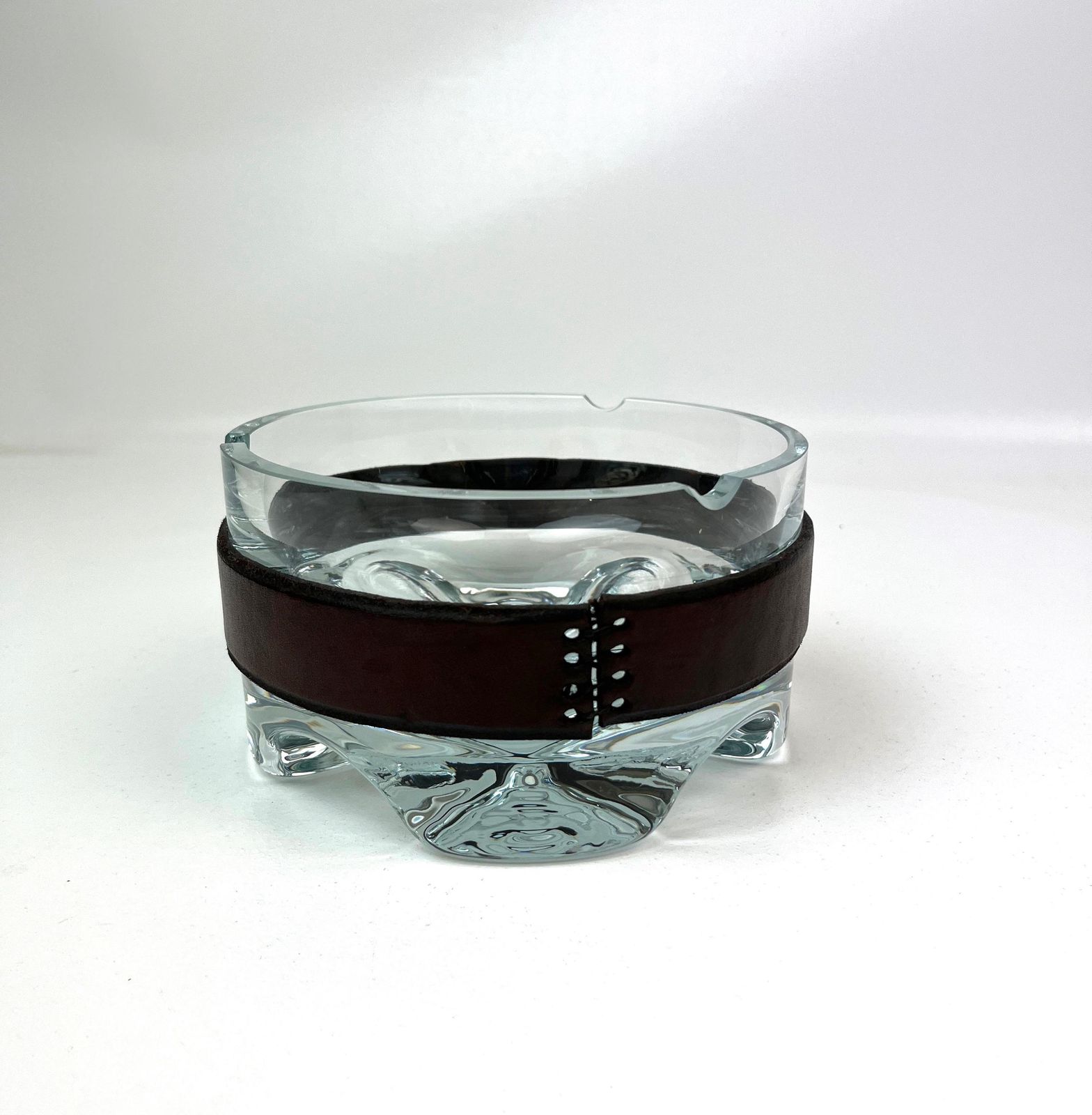 Grand cendrier mid-century en verre et monture de cuir, par Jacques Adnet pour Lumax photo Décoration