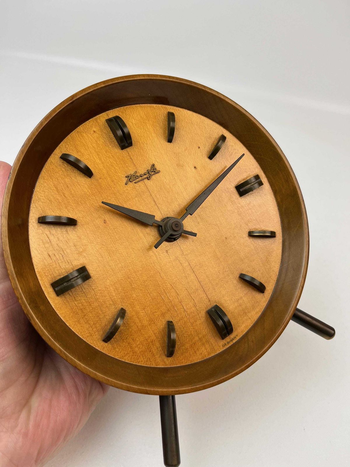 Horloge de bureau ronde mid-century en teck sur trépied par Kienzle, Allemagne, 1960 photo for sale