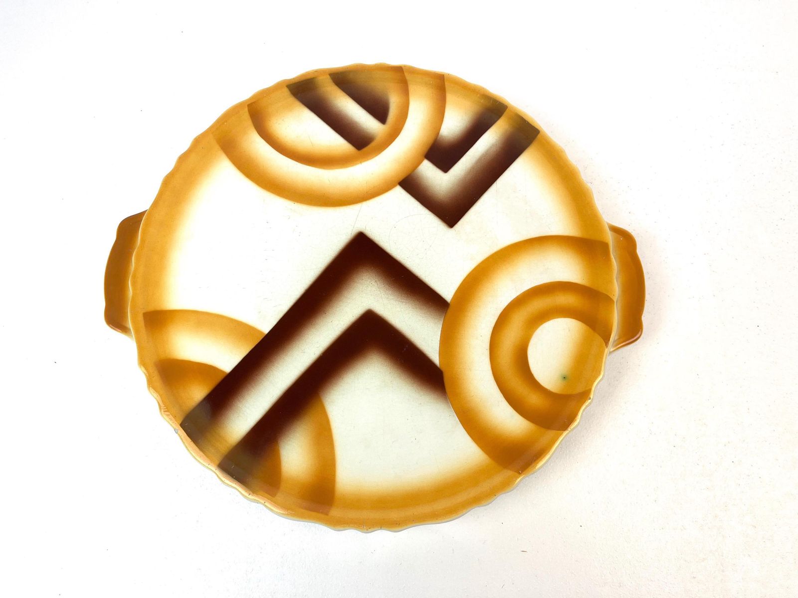 Assiette à gâteau en céramique Bauhaus allemande, décor Spritzdekor suprématiste cubiste, par Theodor Paetsch