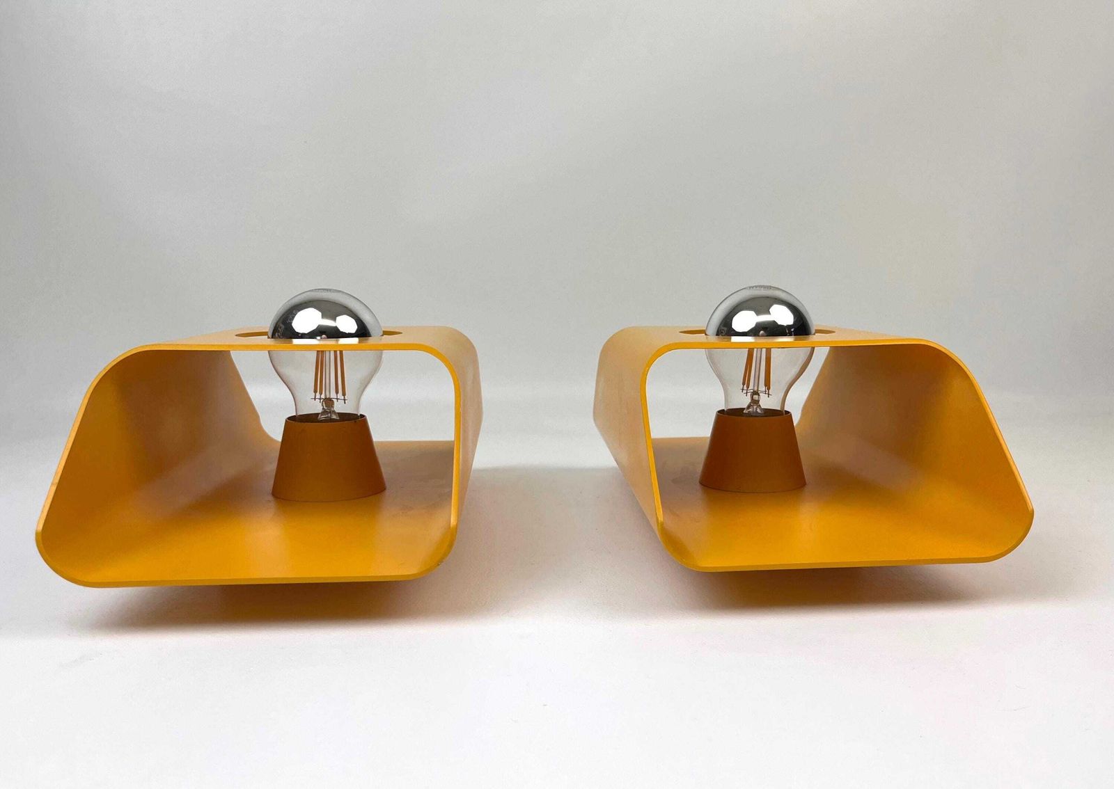 Paire d'appliques murales cubistes mid-century Space Age jaune moutarde, par Klaus Hempel pour Kaiser photo Luminaires