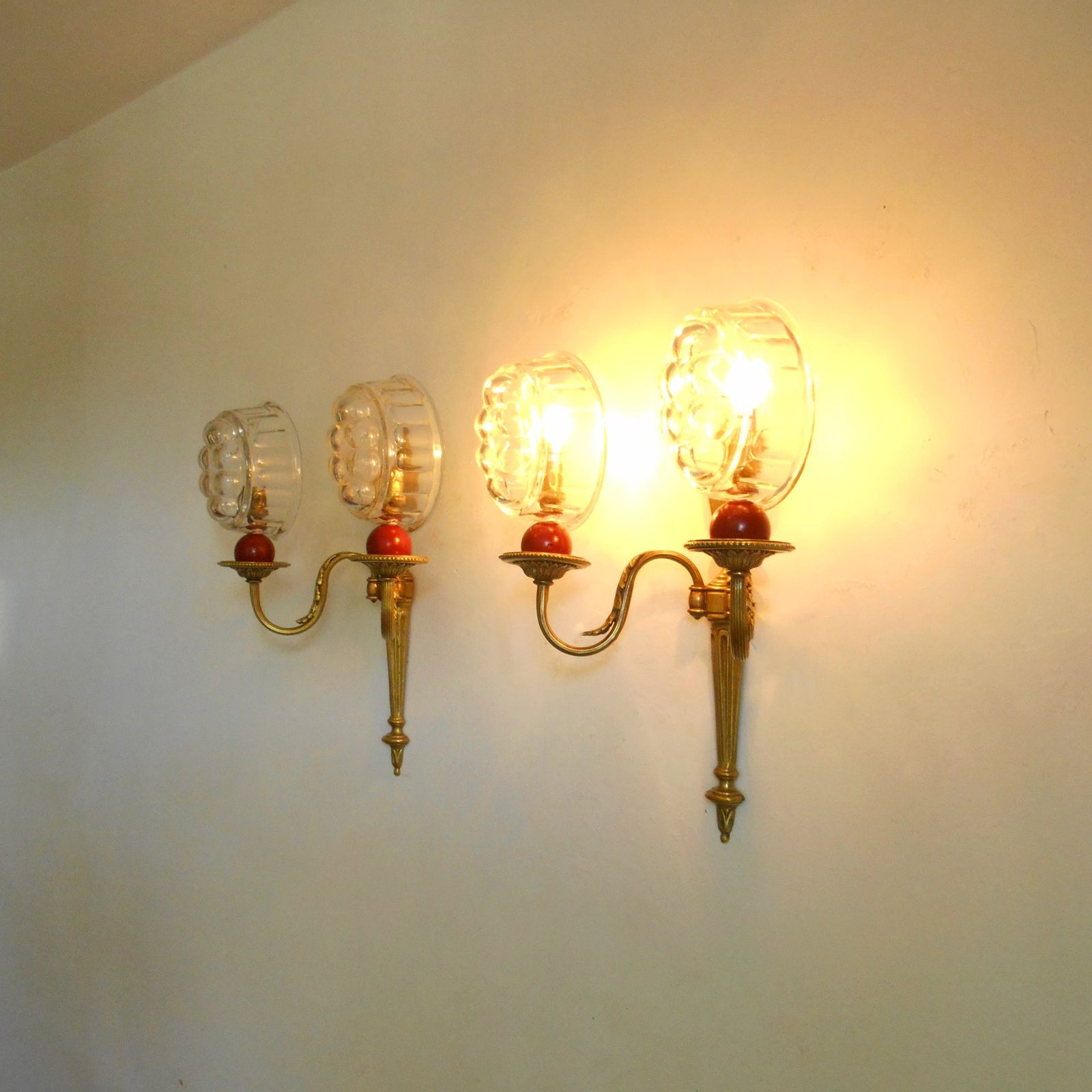 photo furniture Paire d'appliques murales d'époque françaises à double bras en laiton massif, avec abat-jour en moule à gelée en verre