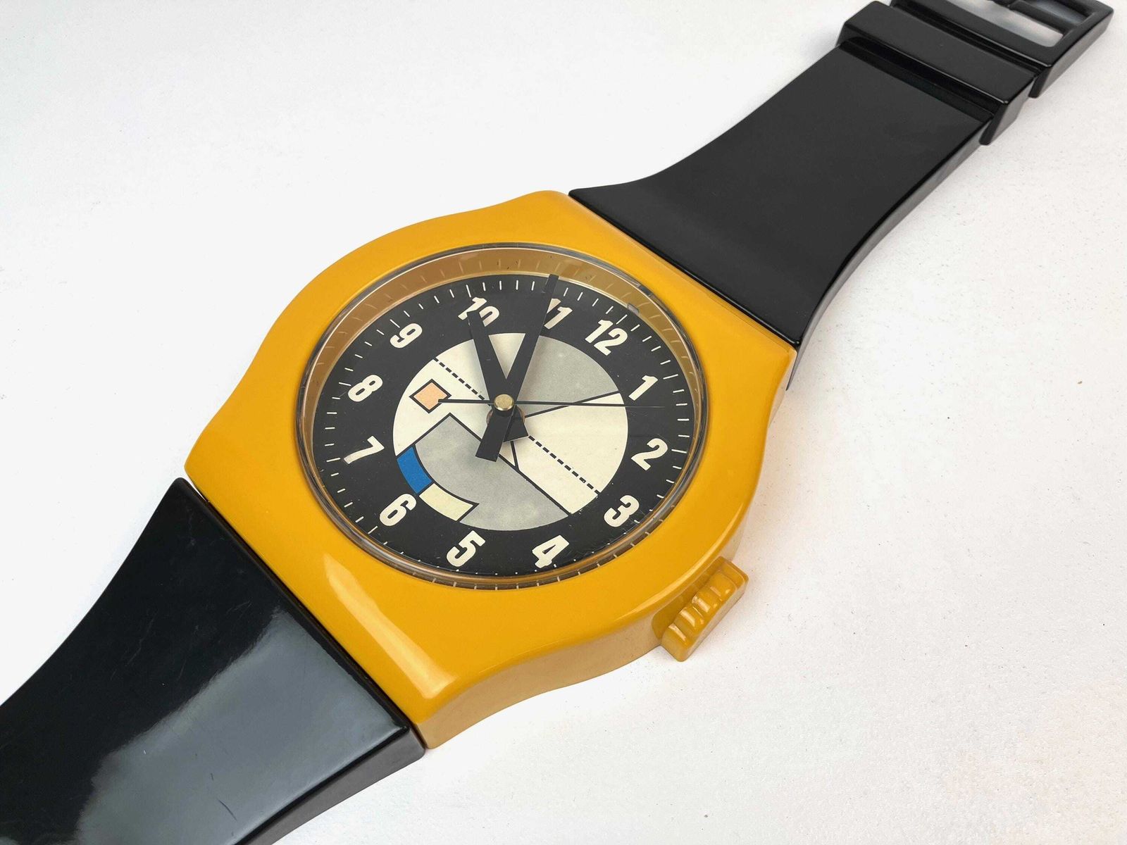 Horloge murale XL postmoderne Memphis Age en forme de montre-bracelet, noire et jaune moutarde, années 1980.