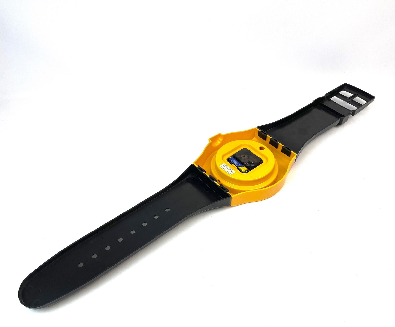 Horloge murale XL postmoderne Memphis Age en forme de montre-bracelet, noire et jaune moutarde, années 1980. photo 430.0
