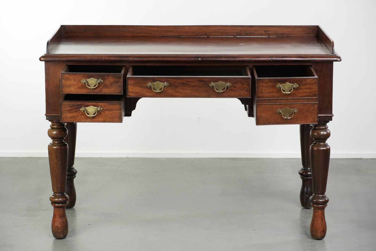 Elegante en praktische antieke Engelse bureau/schrijftafel/bijzettafel uit het midden van de 19e eeuw photo for sale