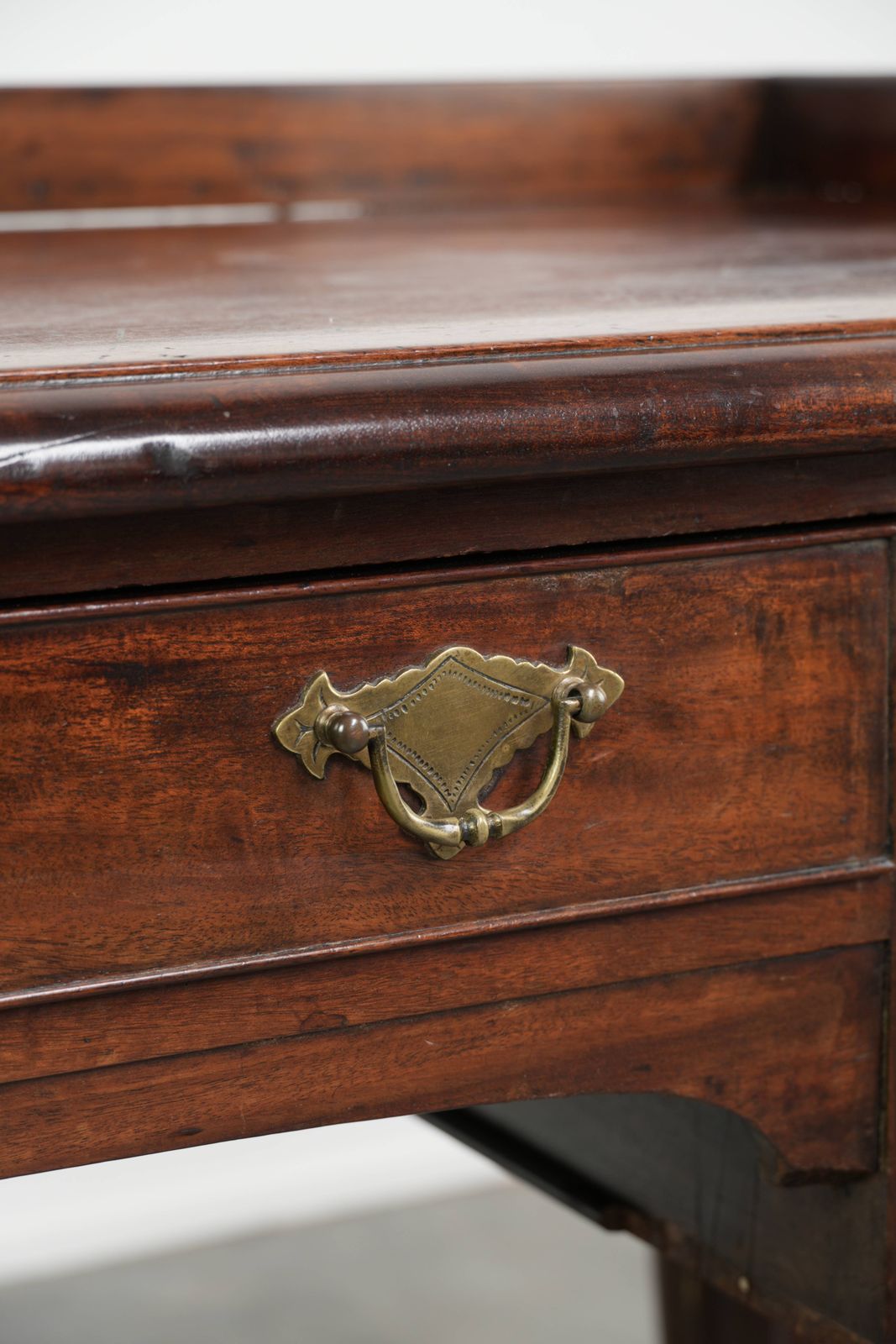 photo furniture Elegante en praktische antieke Engelse bureau/schrijftafel/bijzettafel uit het midden van de 19e eeuw