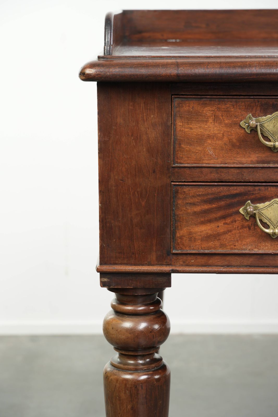 photo for sale Elegante en praktische antieke Engelse bureau/schrijftafel/bijzettafel uit het midden van de 19e eeuw