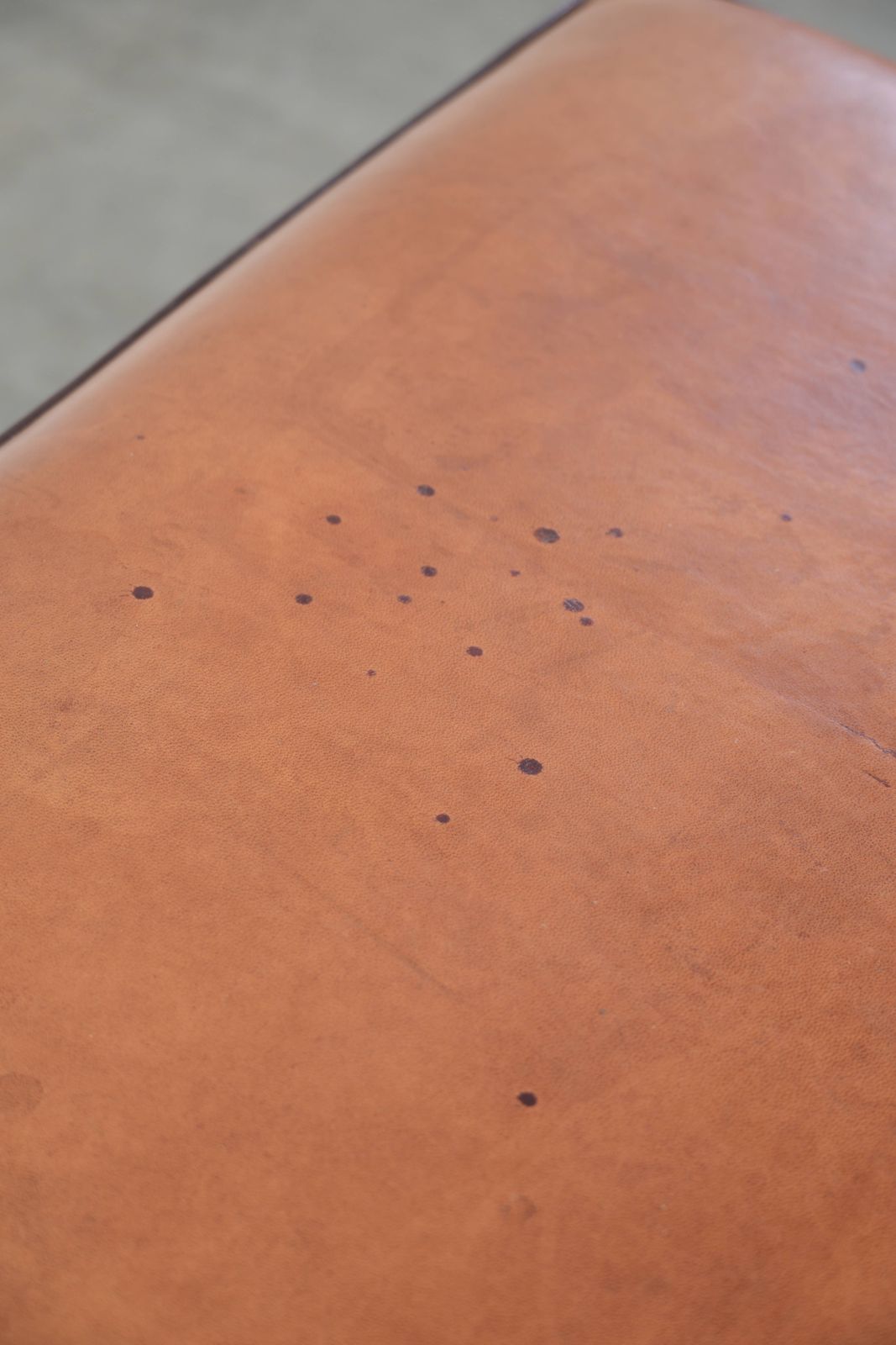 Handige schapenvacht poef met warme kleurstelling, afgewerkt met zwart biesje. photo buy
