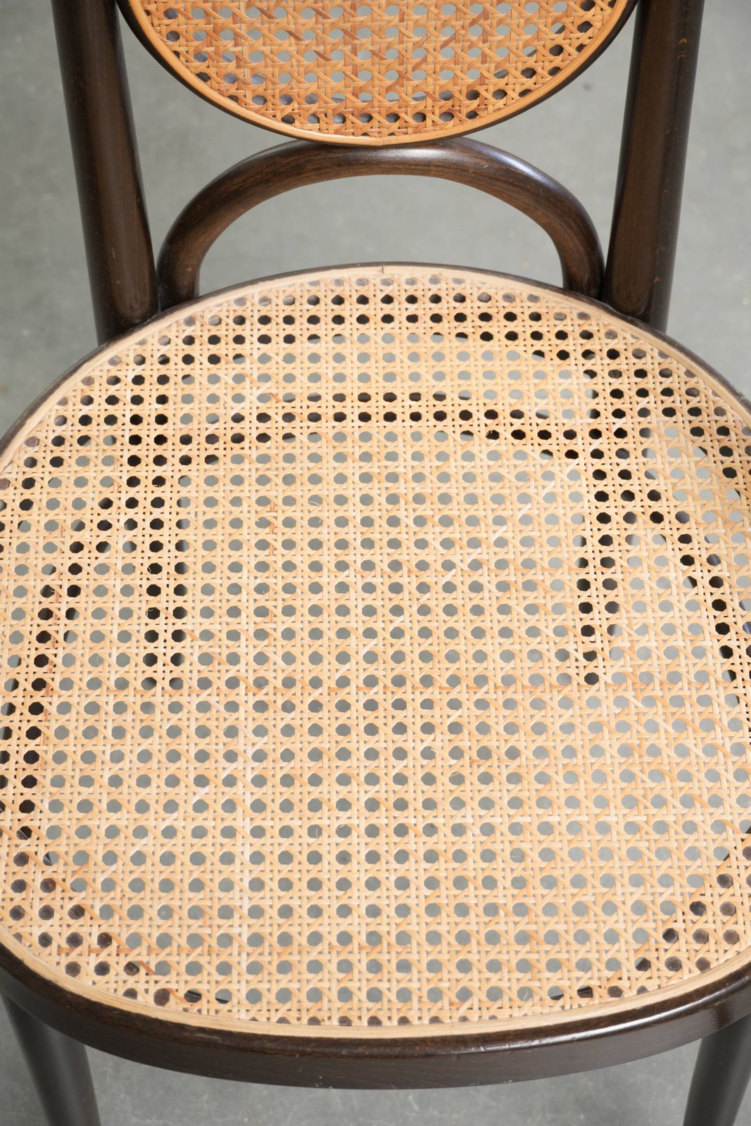 Set van 6 Vintage Thonet Long John Stoelen met Hoge Rug, Geweven Zitting en Rugleuning, en Sierlijk Gebogen Hout. photo vinterior