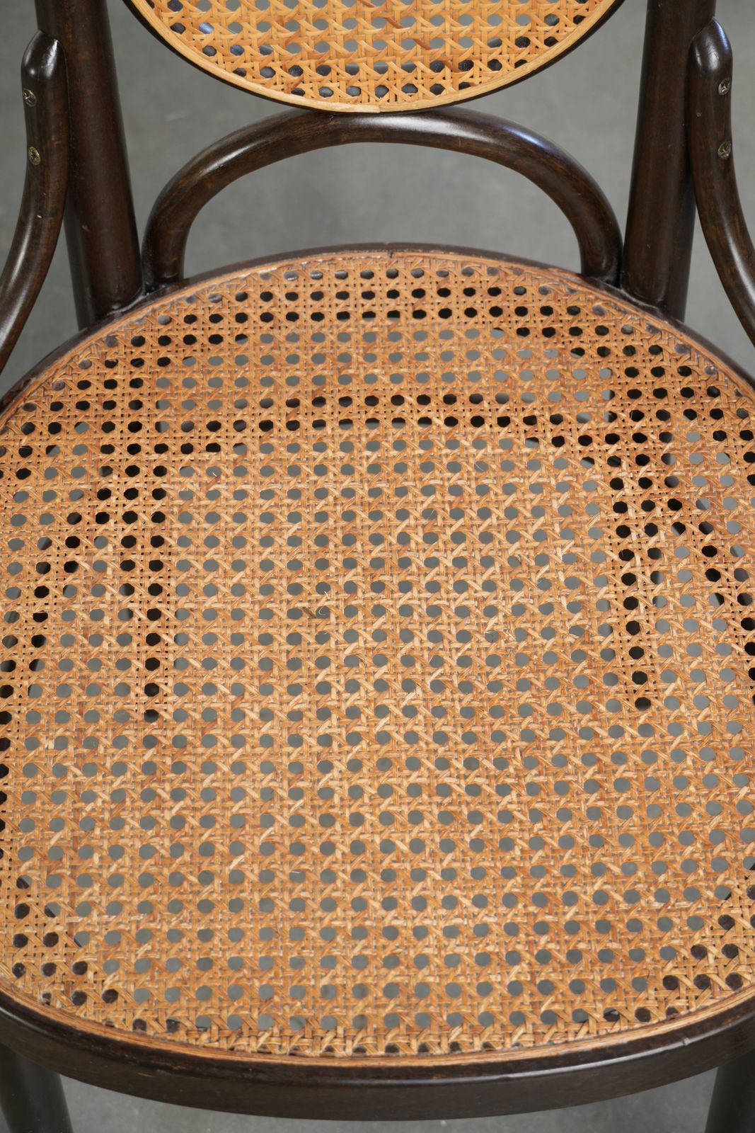 Meubels Set van 6 Vintage Thonet Long John Stoelen met Hoge Rug, Geweven Zitting en Rugleuning, en Sierlijk Gebogen Hout. photo