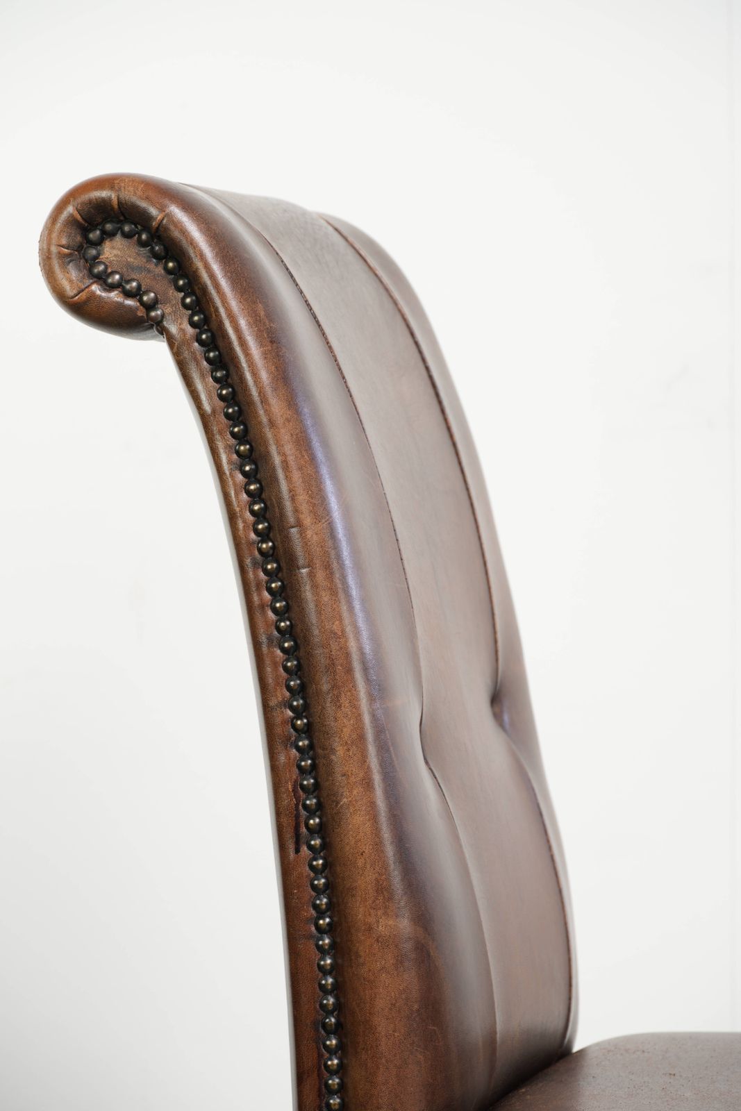 photo for sale Set van 4 grote schapenvachten eetkamerstoelen in donker cognac met een Engelse uitstraling.