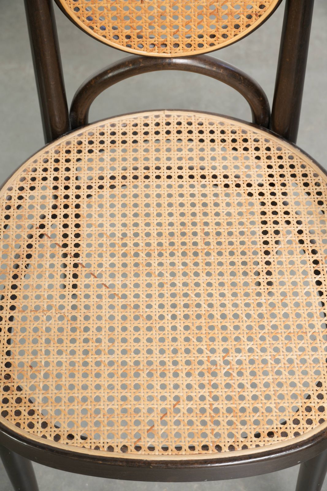 Set van 2 vintage Thonet Design stoelen, model Long John, met armleuningen, hoge rugleuning, rietwerk zitting en rugleuning, en een sierlijk gebogen houten photo 602.0