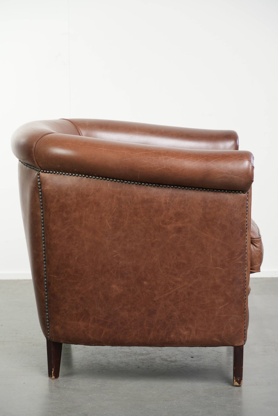 Cognackleurige Engelse stijl koeienhuid leren club fauteuil, goede staat photo for sale