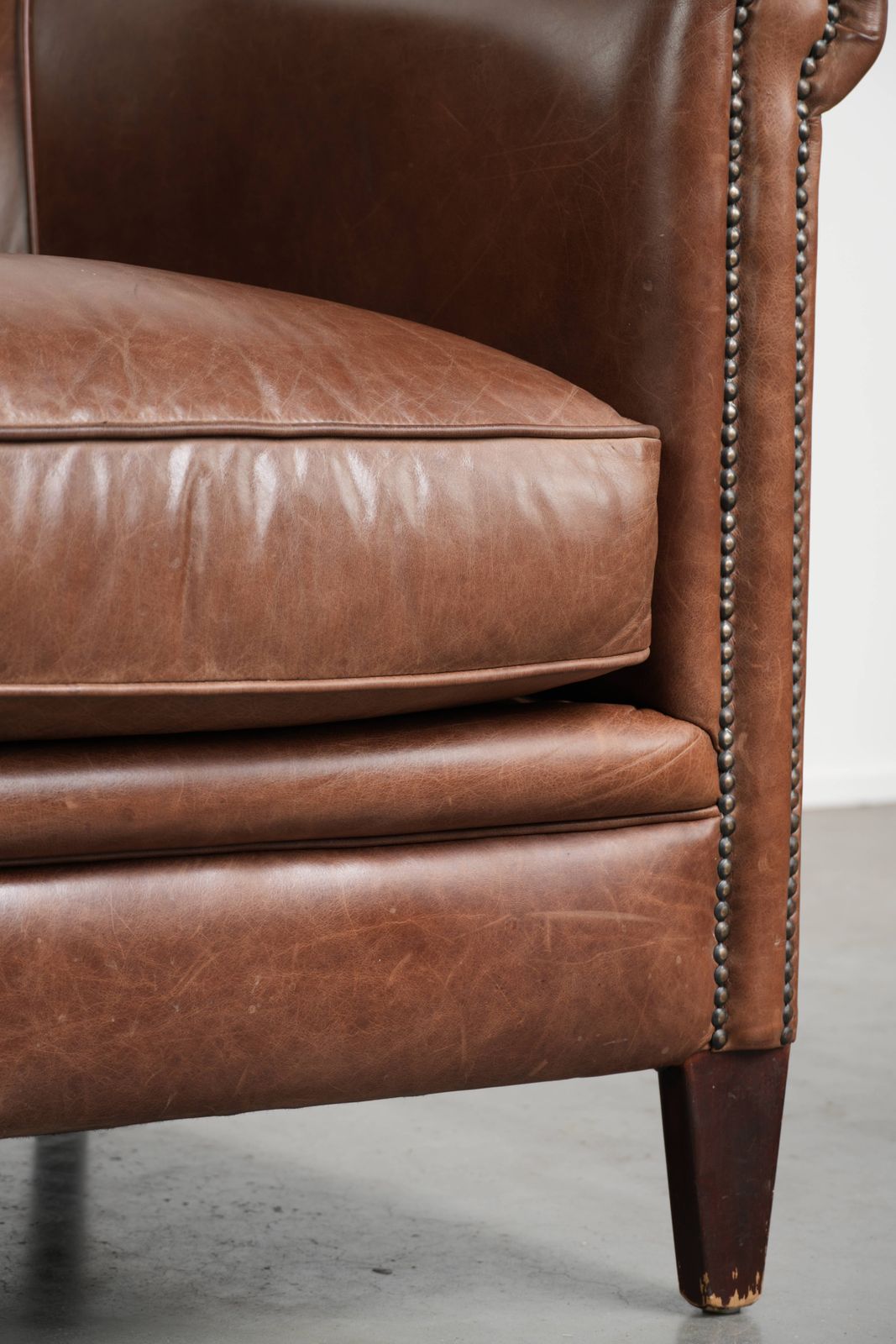 photo furniture Cognac Colored English Style Cowhide Leather Club Armchair In Good Condition