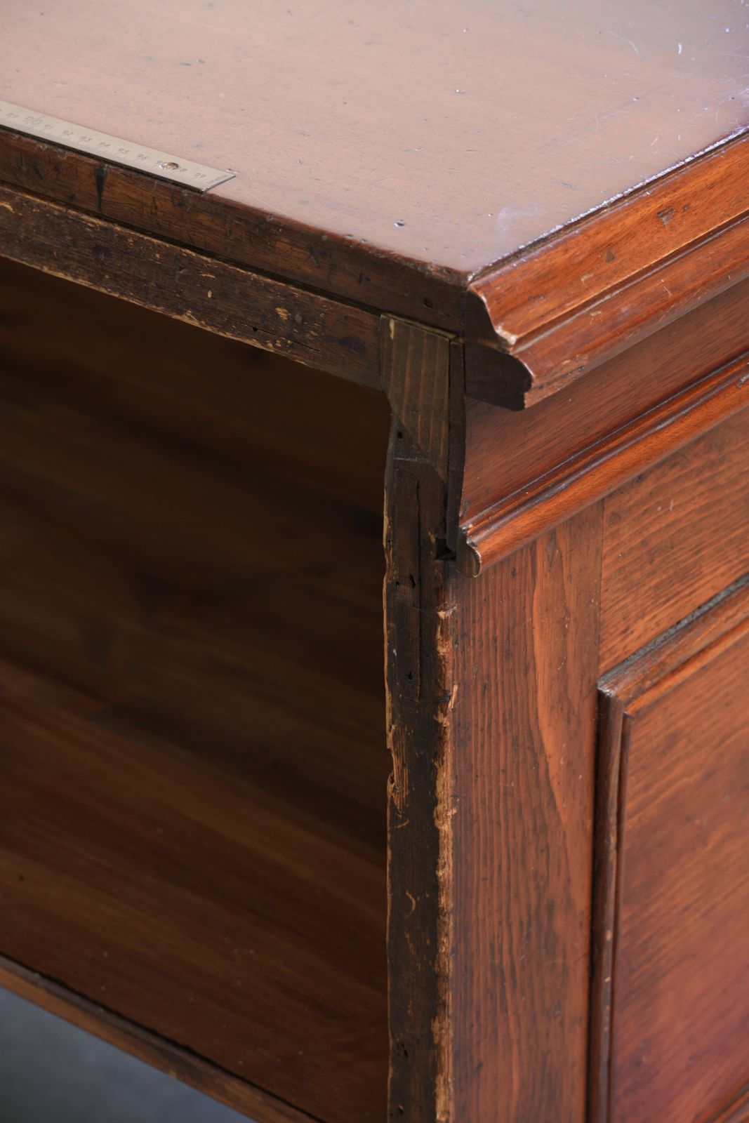 photo furniture Large Antique English Shop Counter/Fabric Counter From The 19th Century With A Luxurious Appearance And Brass Rulers In The Top.
