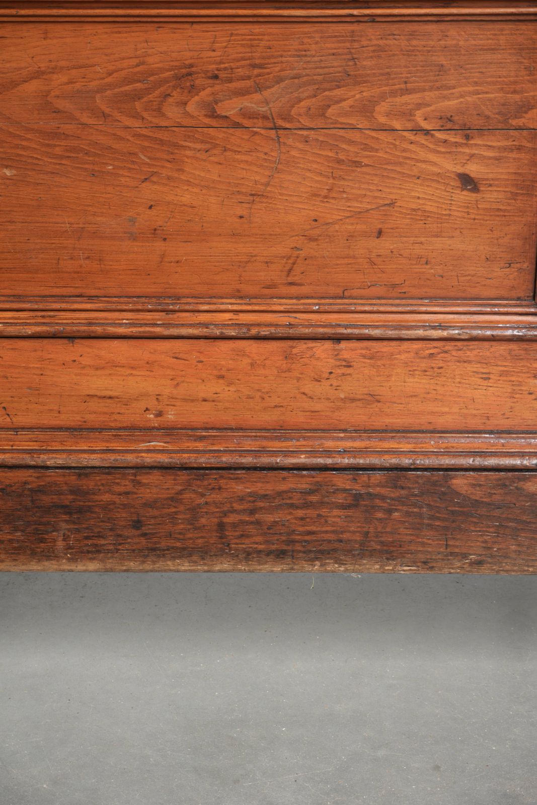 photo buy Large Antique English Shop Counter/Fabric Counter From The 19th Century With A Luxurious Appearance And Brass Rulers In The Top.