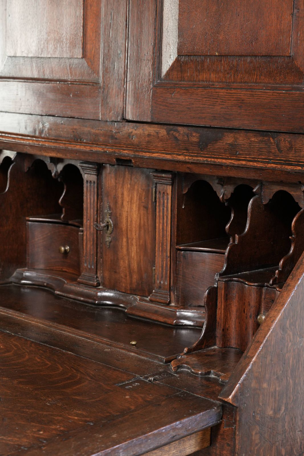 photo furniture Zeer Fraai en Praktisch Antiek Engels Eikenhouten Secretaire uit de 18e Eeuw met Opzetkast/Boekenkast